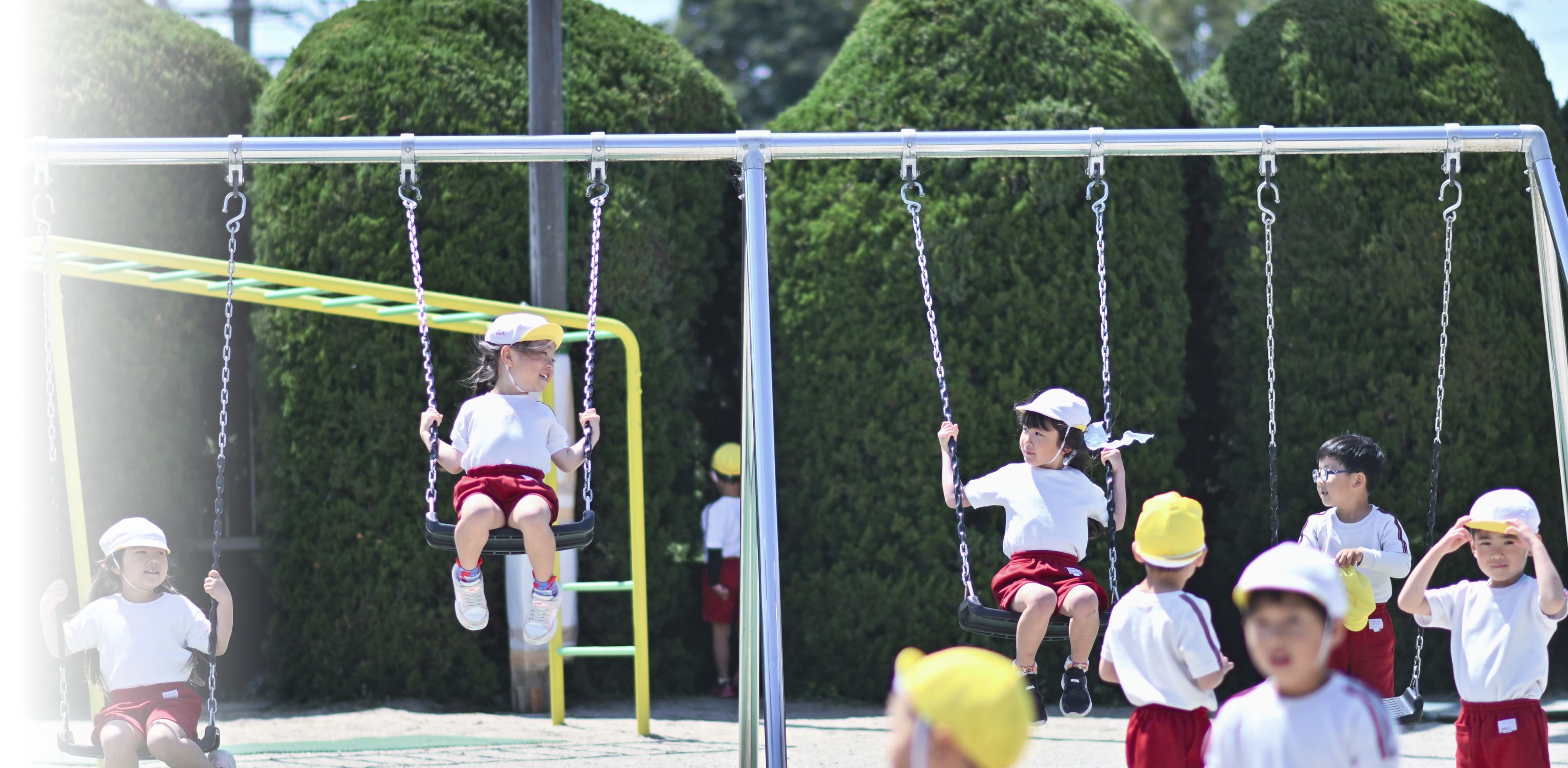 ブランコで遊ぶ園児の画像