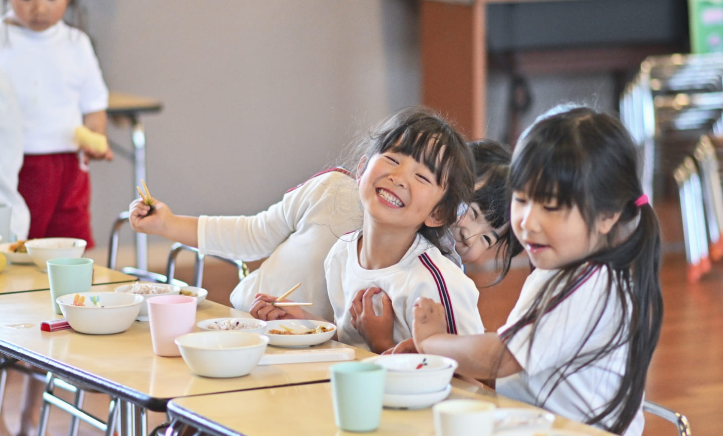 食事をする子供たちの写真