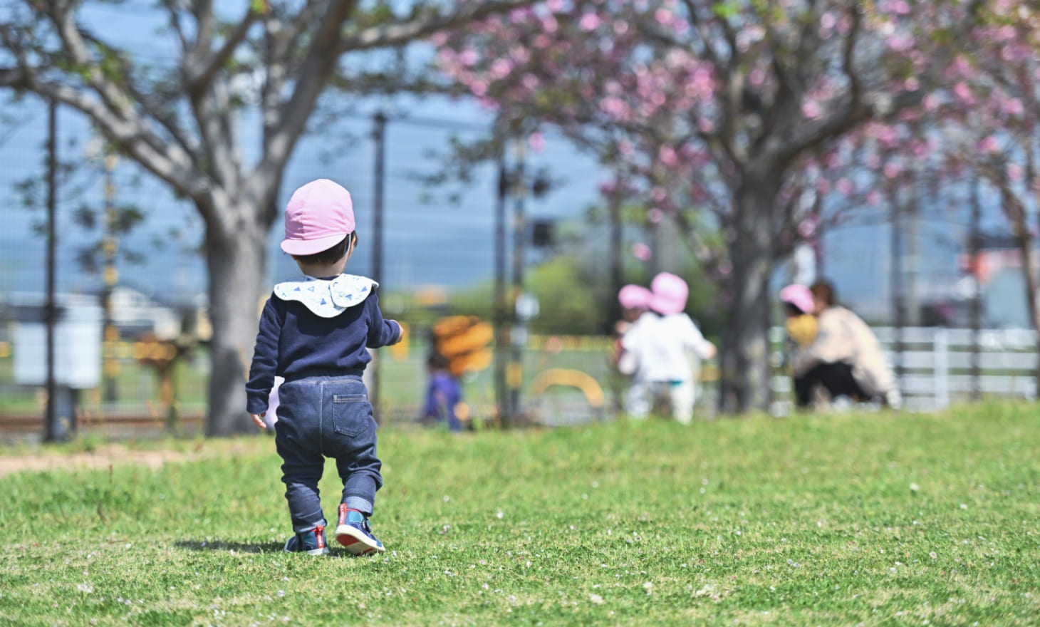 外で遊ぶ子供写真