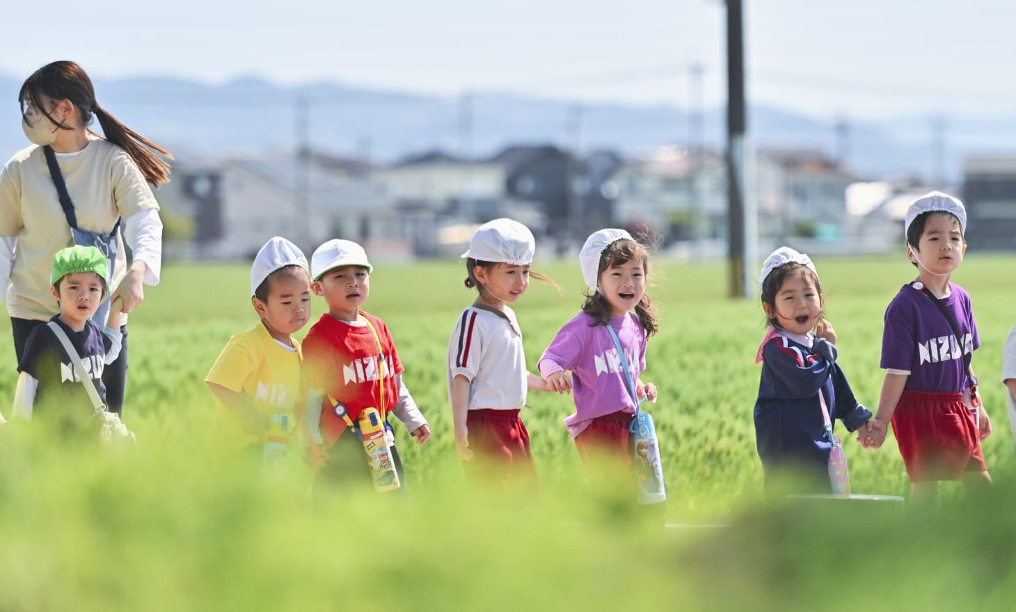 外を散歩する園児写真