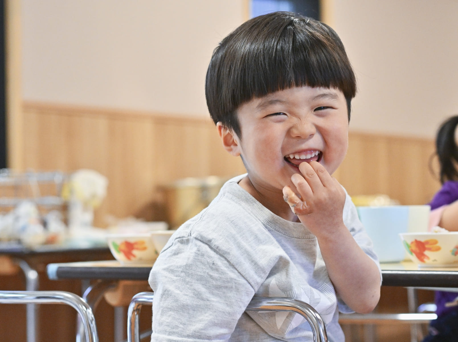 昼食を食べる園児の画像